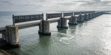Barreira de 9 km fecha apenas quando o mar ameaça avançar