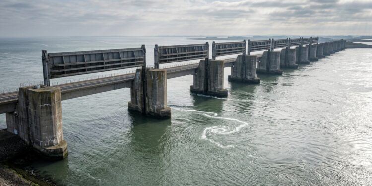 Barreira de 9 km fecha apenas quando o mar ameaça avançar