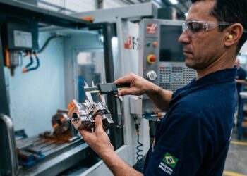 Por que baterias gigantes estão ganhando espaço ao lado de usinas de energia renovável