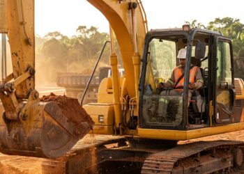 Operador de máquinas pesadas trabalha com equipamentos que movimentam toneladas de material