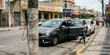 O que o CTB diz sobre uma parada rápida em fila dupla