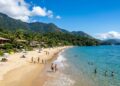 42 praias, 360 cachoeiras e 85% de Mata Atlântica preservada: o único município-arquipélago marinho de São Paulo e Capital Nacional da Vela
