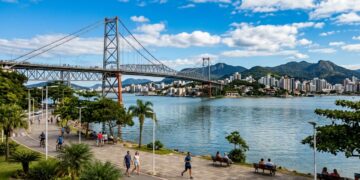 A maior concentração de gravuras rupestres do litoral brasileiro e teto de 800 visitantes por dia: a ilha tombada em frente à capital catarinense