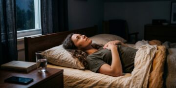 Pessoas que lembram de conversas antigas antes de dormir não estão apenas pensando demais, elas podem estar tentando dar sentido ao que viveram
