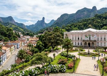 Visitantes calçam pantufas de feltro para não riscar o assoalho de jacarandá: o antigo palácio de verão que virou um dos museus mais visitados do país