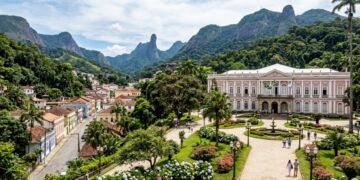 Visitantes calçam pantufas de feltro para não riscar o assoalho de jacarandá: o antigo palácio de verão que virou um dos museus mais visitados do país