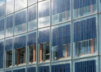Vidros fotovoltaicos transformam fachadas e janelas em superfícies capazes de gerar eletricidade