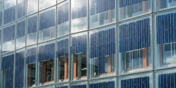 Vidros fotovoltaicos transformam fachadas e janelas em superfícies capazes de gerar eletricidade