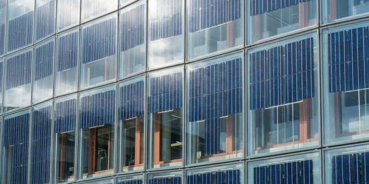 Vidros fotovoltaicos transformam fachadas e janelas em superfícies capazes de gerar eletricidade