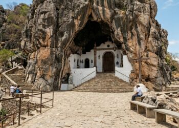 O primeiro registro histórico de caverna do Brasil vira o palco da 3ª maior romaria do país: a cidade baiana onde uma gruta de 1691 recebe 2 milhões de fiéis por ano