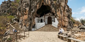 O primeiro registro histórico de caverna do Brasil vira o palco da 3ª maior romaria do país: a cidade baiana onde uma gruta de 1691 recebe 2 milhões de fiéis por ano