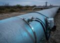 Sensores acústicos instalados nos dutos escutam o próprio fluxo do petróleo para identificar vazamentos antes que apareçam na superfície