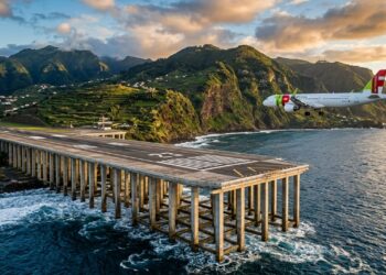 Construído entre montanhas e oceano, o Aeroporto da Madeira colocou parte de sua pista sobre 180 pilares