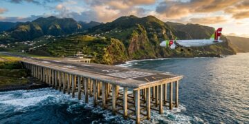 Construído entre montanhas e oceano, o Aeroporto da Madeira colocou parte de sua pista sobre 180 pilares