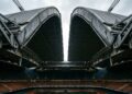 Com uma cobertura retrátil de quase 9 mil m², este estádio fecha o teto para proteger jogos da chuva e do frio