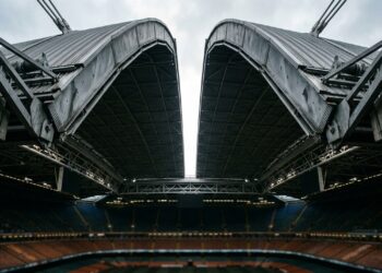 Com uma cobertura retrátil de quase 9 mil m², este estádio fecha o teto para proteger jogos da chuva e do frio