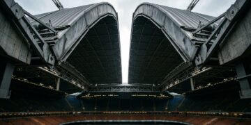 Com uma cobertura retrátil de quase 9 mil m², este estádio fecha o teto para proteger jogos da chuva e do frio