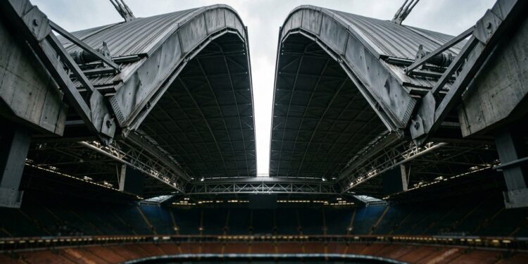 Com uma cobertura retrátil de quase 9 mil m², este estádio fecha o teto para proteger jogos da chuva e do frio