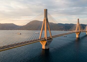 Com pilares sobre fundo marinho instável, uma ponte grega enfrenta terremotos, ventos e falhas tectônicas