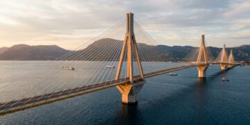 Com pilares sobre fundo marinho instável, uma ponte grega enfrenta terremotos, ventos e falhas tectônicas