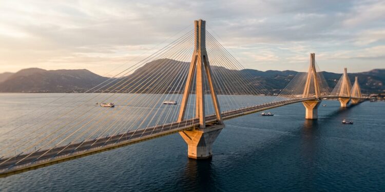 Com pilares sobre fundo marinho instável, uma ponte grega enfrenta terremotos, ventos e falhas tectônicas