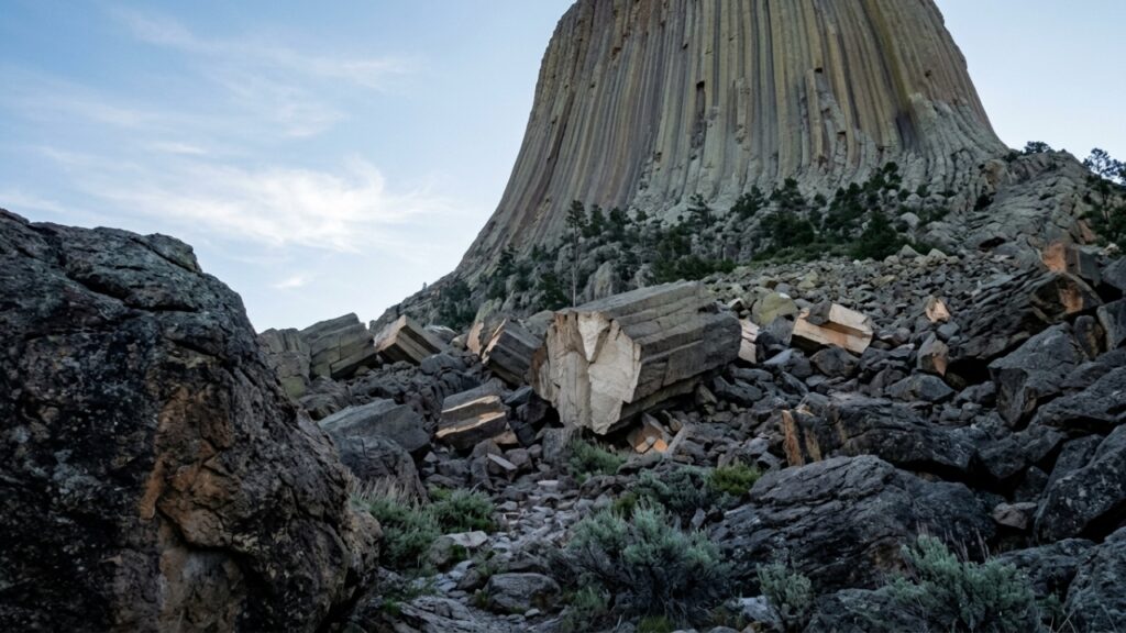 Como o resfriamento da rocha criou as colunas da Devils Tower