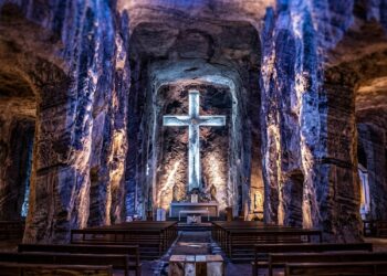 Escavado dentro de uma montanha de sal, um santuário transforma corredores subterrâneos em uma impressionante catedral iluminada