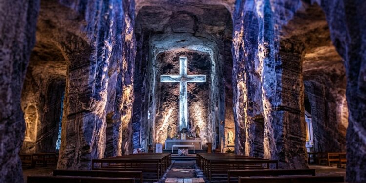 Escavado dentro de uma montanha de sal, um santuário transforma corredores subterrâneos em uma impressionante catedral iluminada