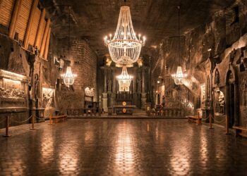 Com 245 quilômetros de galerias, a Mina de Sal de Wieliczka esconde capelas, esculturas e salões sob a terra