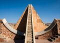 Com cerca de 27 metros de altura, o Samrat Yantra na Índia funciona como um enorme relógio solar e muda a forma como a arquitetura mede o tempo