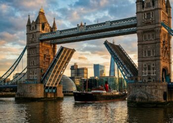 Construída sobre o Tâmisa sem bloquear a navegação, a Tower Bridge ergue duas enormes plataformas para a passagem de grandes navios