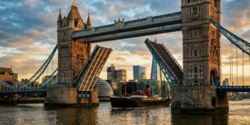 Construída sobre o Tâmisa sem bloquear a navegação, a Tower Bridge ergue duas enormes plataformas para a passagem de grandes navios
