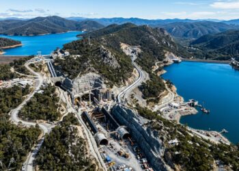 Uma usina escondida 800 metros sob as montanhas transforma água em bateria gigante