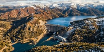 Um gigantesco sistema de reservatórios transfere água entre bacias utilizando 145 quilômetros de túneis sob as montanhas
