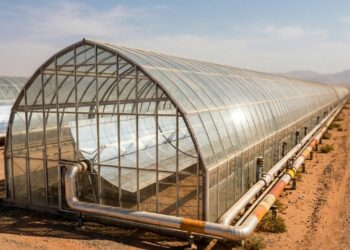 Espelhos no deserto de Omã produzem vapor solar para retirar petróleo do subsolo e reduzir a queima de gás natural
