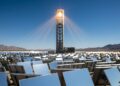 O espelho gigante de uma usina solar acompanha o Sol e produz temperaturas suficientes para fabricar aço e cimento