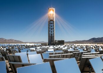 O espelho gigante de uma usina solar acompanha o Sol e produz temperaturas suficientes para fabricar aço e cimento