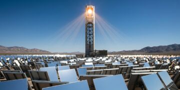 O espelho gigante de uma usina solar acompanha o Sol e produz temperaturas suficientes para fabricar aço e cimento