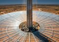 Uma torre solar utiliza o ar aquecido naturalmente para gerar eletricidade sem precisar de painéis fotovoltaicos