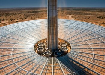 Uma torre solar utiliza o ar aquecido naturalmente para gerar eletricidade sem precisar de painéis fotovoltaicos