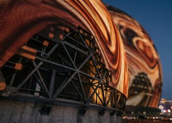 Uma esfera gigantesca em Las Vegas transformou a fachada inteira em tela e exigiu uma estrutura independente para carregar 1,2 milhão de LEDs