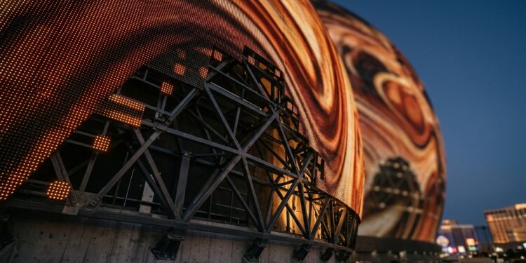 Uma esfera gigantesca em Las Vegas transformou a fachada inteira em tela e exigiu uma estrutura independente para carregar 1,2 milhão de LEDs