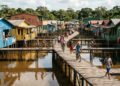 Erguida sobre palafitas, uma cidade amazônica mantém casas e ruas acima das águas durante as cheias