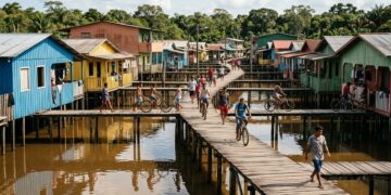 Erguida sobre palafitas, uma cidade amazônica mantém casas e ruas acima das águas durante as cheias