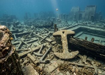 Cidade egípcia submersa de Thonis-Heracleion