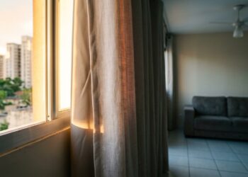 Quanto custa instalar cortinas térmicas nos quartos e reduzir o calor antes de aumentar a potência do ar-condicionado