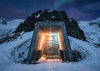Esculpido dentro de uma montanha no Ártico, o Svalbard Global Seed Vault protege milhões de sementes agrícolas