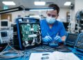 Técnico de equipamentos biomédicos mantém respiradores e monitores funcionando dentro dos hospitais