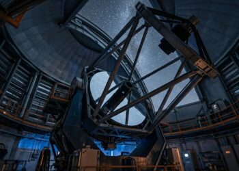 A 2.635 metros de altitude, o Very Large Telescope usa espelhos gigantes para estudar o universo em um dos céus mais limpos do planeta