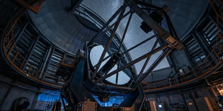 A 2.635 metros de altitude, o Very Large Telescope usa espelhos gigantes para estudar o universo em um dos céus mais limpos do planeta